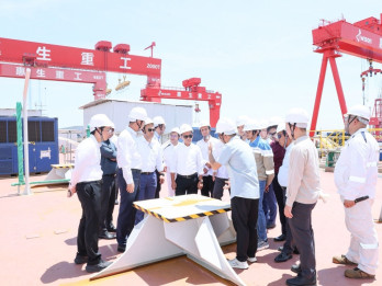 Bahlil Cek Proyek LNG Terapung Raksasa RI ke China, Beroperasi 2027