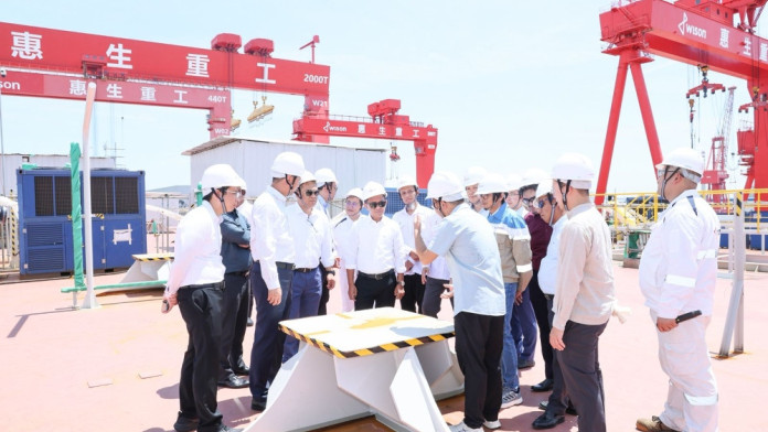 Bahlil Cek Proyek LNG Terapung Raksasa RI ke China, Beroperasi 2027