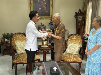 Gibran Sambangi Try Sutrisno, Antarkan Undangan HUT ke-80 RI