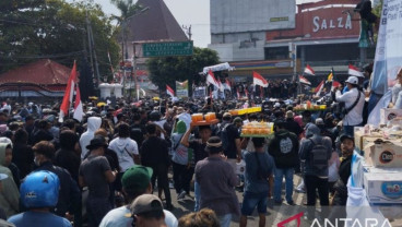 Demo di Pati Berlangsung Anarkis, Polisi Bubarkan dengan Gas Air Mata