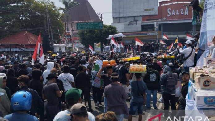 Demo di Pati Berlangsung Anarkis, Polisi Bubarkan dengan Gas Air Mata