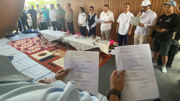 Susi Pudjiastuti & Warga Pangandaran Gelar Aksi Tolak Keramba Jaring Apung