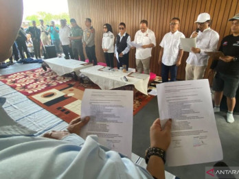 Susi Pudjiastuti & Warga Pangandaran Gelar Aksi Tolak Keramba Jaring Apung