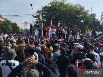 Bupati Pati Sudewo Minta Maaf di Mobil Rantis Polisi, Langsung Dilempar Sandal dan Botol