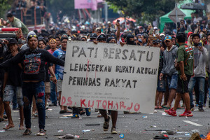 Aksi Unjuk Rasa Warga Pati Berakhir Ricuh