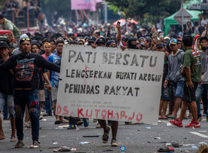 Aksi Unjuk Rasa Warga Pati Berakhir Ricuh