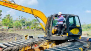Amankan Sumber Air, Perumda Tugu Tirta Kota Malang Keruk Sungai Wendit