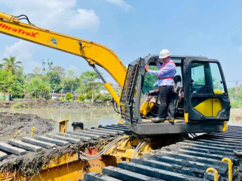 Amankan Sumber Air, Perumda Tugu Tirta Kota Malang Keruk Sungai Wendit