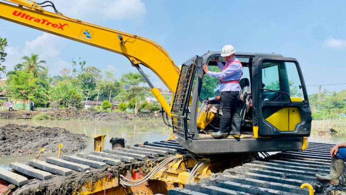 Amankan Sumber Air, Perumda Tugu Tirta Kota Malang Keruk Sungai Wendit