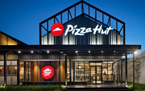 Pengurangan Karyawan di Balik Kinerja Emiten Pengelola Pizza Hut, KFC, dan Starbucks