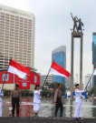 Pengibaran Bendera di Bundaraan Hotel Indonesia