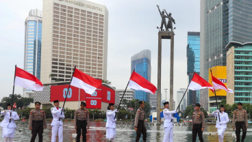 Pengibaran Bendera di Bundaraan Hotel Indonesia