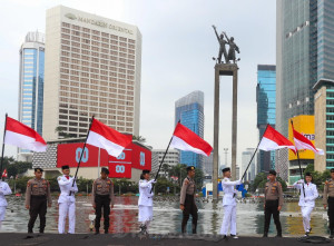 Pengibaran Bendera di Bundaraan Hotel Indonesia