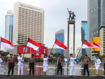 Pengibaran Bendera di Bundaraan Hotel Indonesia