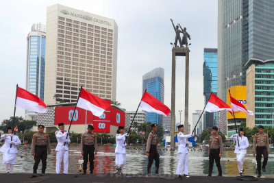 Pengibaran Bendera di Bundaraan Hotel Indonesia