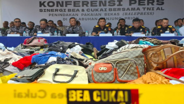 Bea Cukai-TNI AL Gagalkan Penyelundupan Pakaian-Tas Bekas di Tanjung Priok