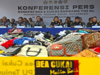 Bea Cukai-TNI AL Gagalkan Penyelundupan Pakaian-Tas Bekas di Tanjung Priok