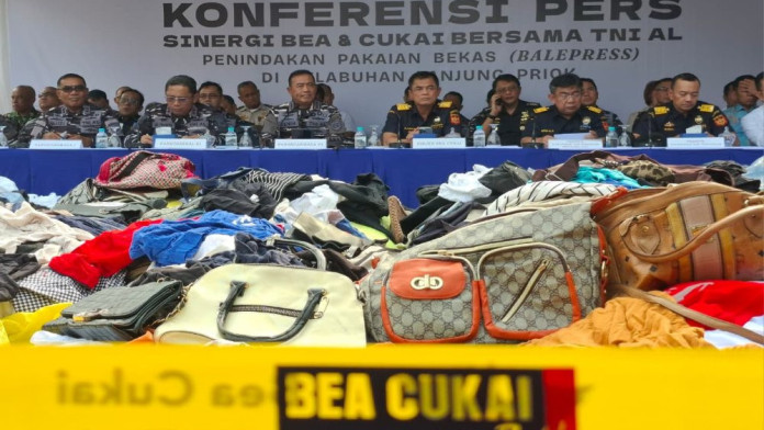 Bea Cukai-TNI AL Gagalkan Penyelundupan Pakaian-Tas Bekas di Tanjung Priok