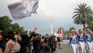 Bendera One Piece Berkibar Saat Kamisan di Depan Istana
