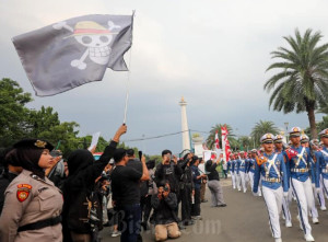 Bendera One Piece Berkibar Saat Kamisan di Depan Istana
