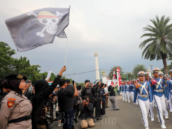 Bendera One Piece Berkibar Saat Kamisan di Depan Istana