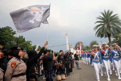 Bendera One Piece Berkibar Saat Kamisan di Depan Istana