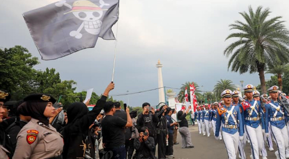 Bendera One Piece Berkibar Saat Kamisan di Depan Istana