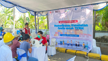 Ratusan Pekerja Bongkar Muat di Pelabuhan Lembar Dapat Layanan Kesehatan Gratis