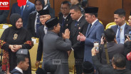 Momen Jokowi Acungkan 2 Jempol saat Salami Prabowo di Sidang Tahunan MPR