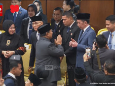 Momen Jokowi Acungkan 2 Jempol saat Salami Prabowo di Sidang Tahunan MPR