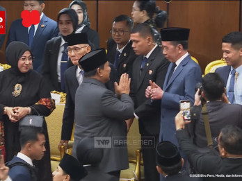 Momen Jokowi Acungkan 2 Jempol saat Salami Prabowo di Sidang Tahunan MPR
