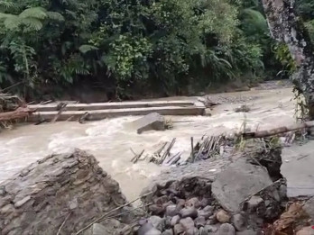 Viral Bidan Seberangi Sungai, Banpres Dikucurkan Rp25,5 Miliar untuk Bangun Jembatan di Pasaman