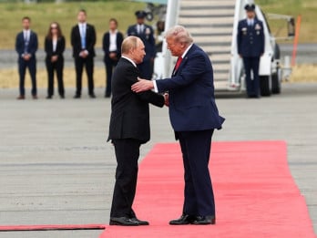 Trump Sambut Hangat Putin di Alaska, Keakraban di Tengah Ketegangan Ukraina