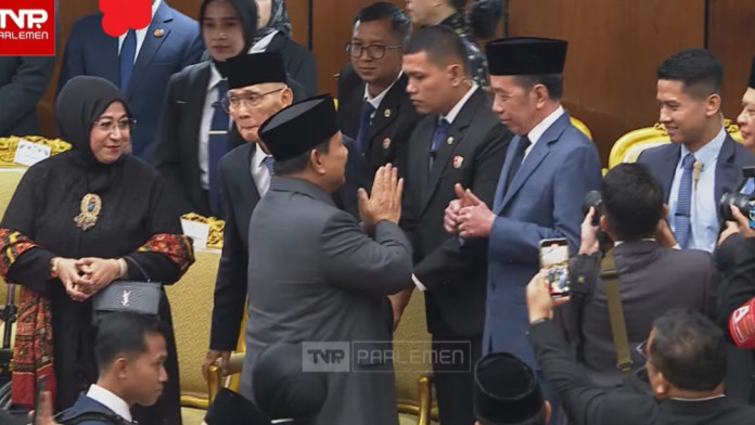 Tertangkap Kamera Momen Prabowo Hormat kepada pada Jokowi