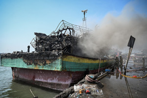 Lima Kapal Nelayan Terbakar di Muara Baru Jakarta