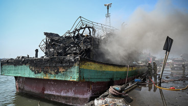 Lima Kapal Nelayan Terbakar di Muara Baru Jakarta