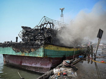 Lima Kapal Nelayan Terbakar di Muara Baru Jakarta