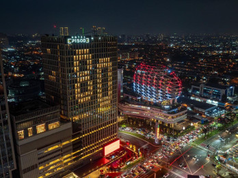 Penyalaan Konfigurasi Lampu Fasad Berbentuk Angka 80 di Hotel