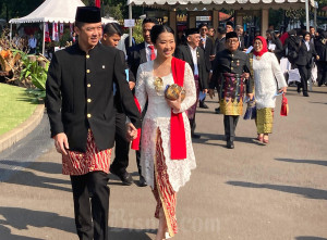 Foto-Foto Menteri Tampil dengan Pakaian Adat pada Upacara Peringatan Detik-Detik Proklamasi di Istana Merdeka