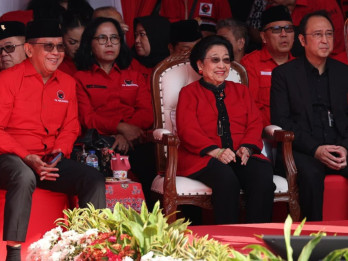 Diapit Hasto dan Prananda, Megawati Pimpin Upacara HUT ke-80 RI di Sekolah Partai PDIP