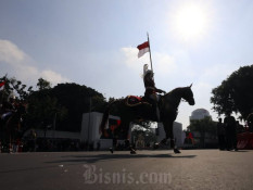 Ribuan Masyarakat Padati Kawasan Monas Untuk Saksikan Prosesi Kirab Bendera Pusaka