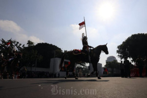 Ribuan Masyarakat Padati Kawasan Monas Untuk Saksikan Prosesi Kirab Bendera Pusaka