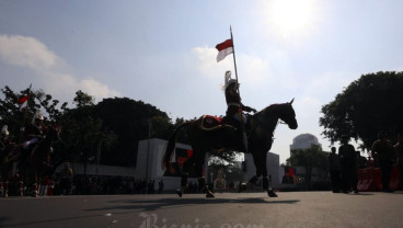 Ribuan Masyarakat Padati Kawasan Monas Untuk Saksikan Prosesi Kirab Bendera Pusaka