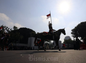 Ribuan Masyarakat Padati Kawasan Monas Untuk Saksikan Prosesi Kirab Bendera Pusaka