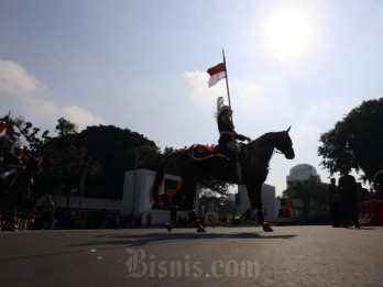 Ribuan Masyarakat Padati Kawasan Monas Untuk Saksikan Prosesi Kirab Bendera Pusaka