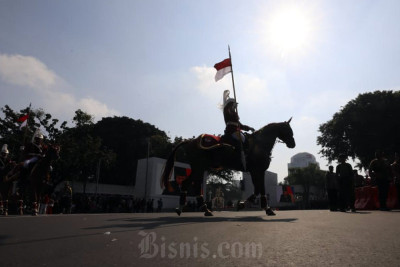 Ribuan Masyarakat Padati Kawasan Monas Untuk Saksikan Prosesi Kirab Bendera Pusaka