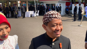 Alasan Bahlil Lahadalia Pakai Baju Adat Solo saat Upacara HUT ke-80 RI