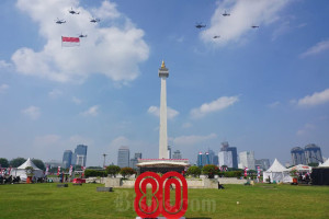 Bendera Merah Putih Raksasa Berkibar di Langit Jakarta