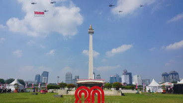 Bendera Merah Putih Raksasa Berkibar di Langit Jakarta