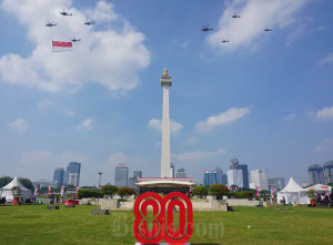 Bendera Merah Putih Raksasa Berkibar di Langit Jakarta